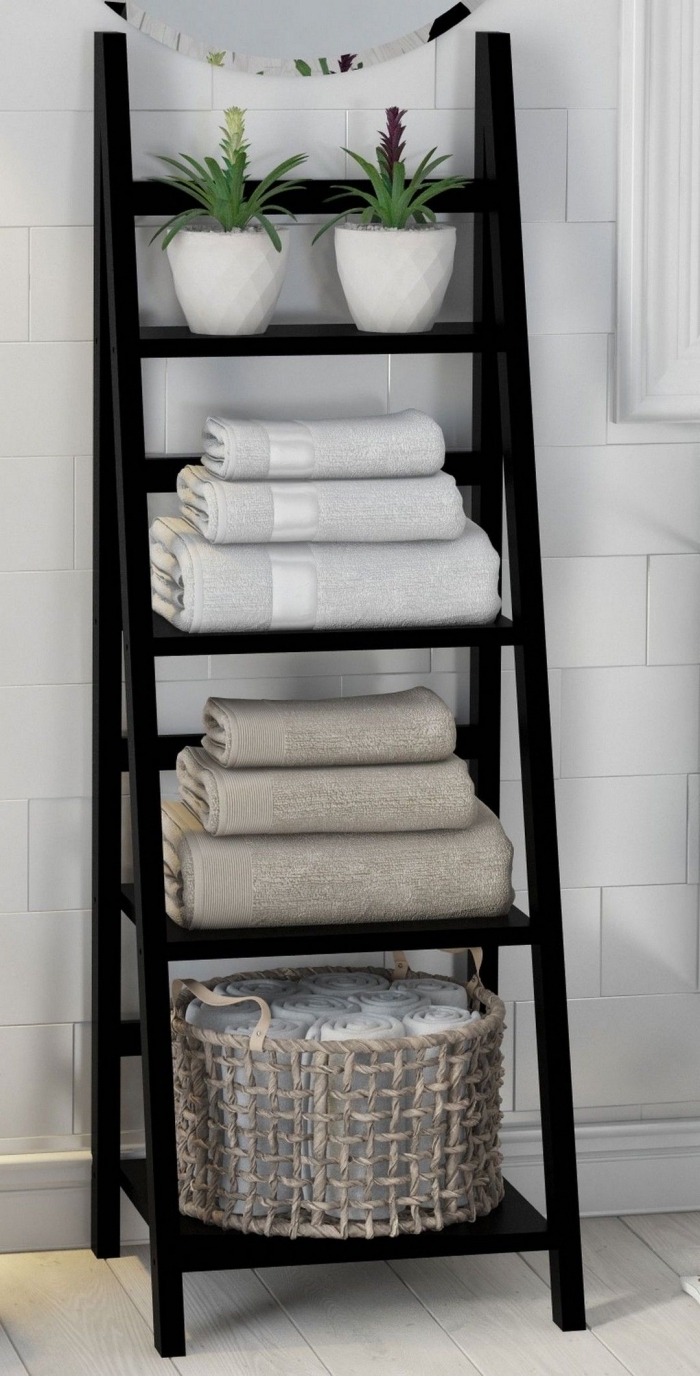 comment ranger ses serviettes de bain sur une échelle récup, idée astuce rangement pour la décoration d'une petite salle de bain