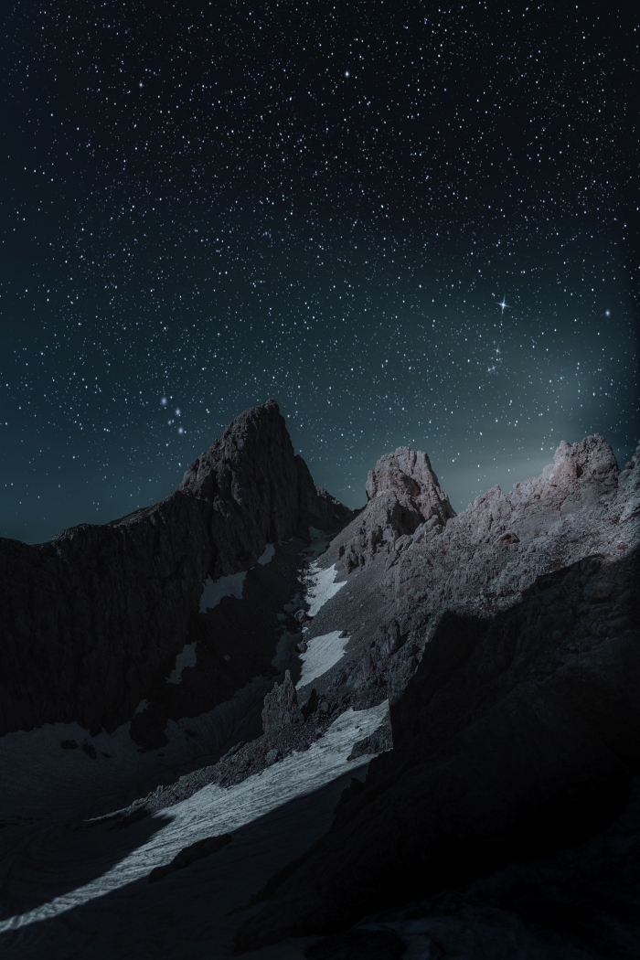 beau fond d écran sombre avec site naturel, photo de sommets de montagnes sous le ciel nocturne parsemé d'étoiles