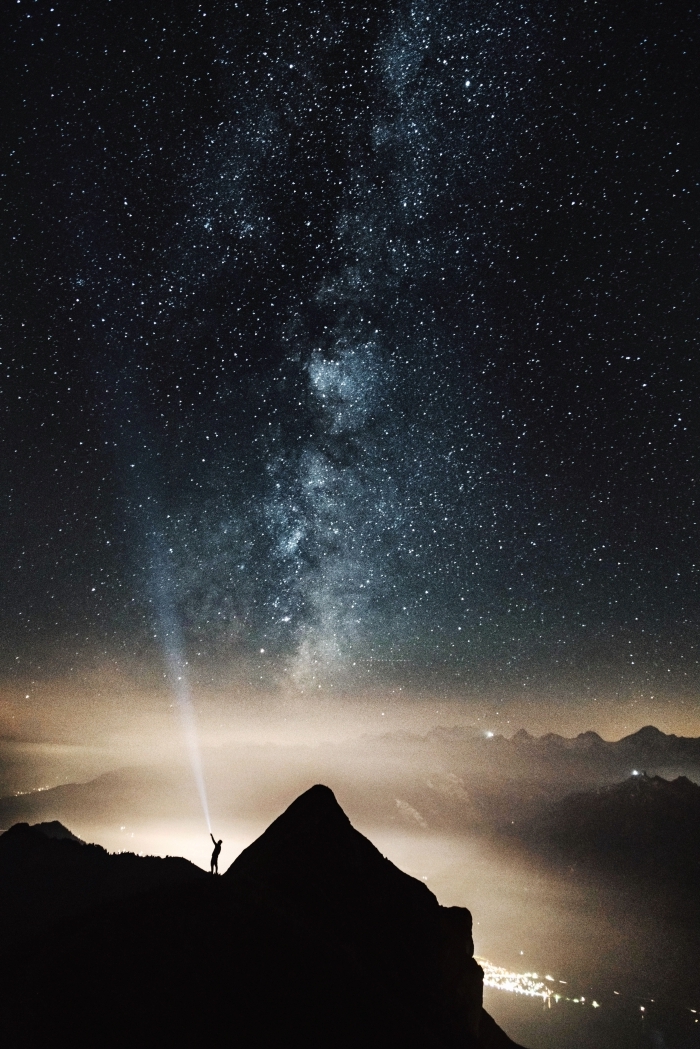 les plus beau fond d écran pour smartphone, image de ciel nocturne parsemé d'étoile et lumières de ville d'en haut