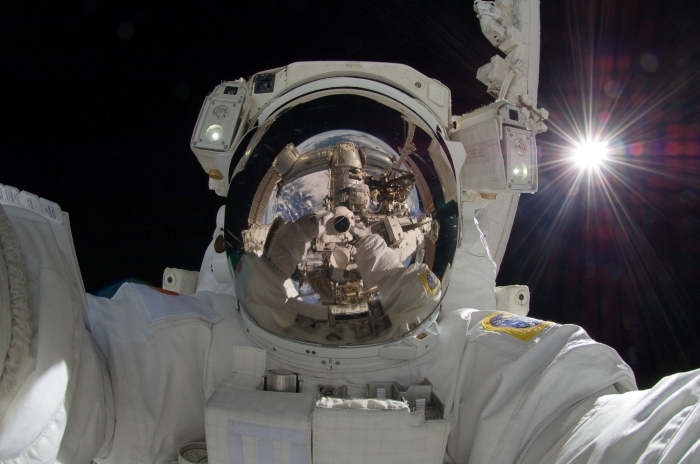 fond d écran original pour ordinateur avec selfie d'astronaute dans l'espace, idée wallpaper pc sur le thème cosmos