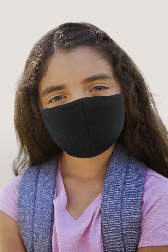 modèle de masque protection nez en noir pour petit visage d'enfant, mesure barrière porte de masque dans les espaces publiques