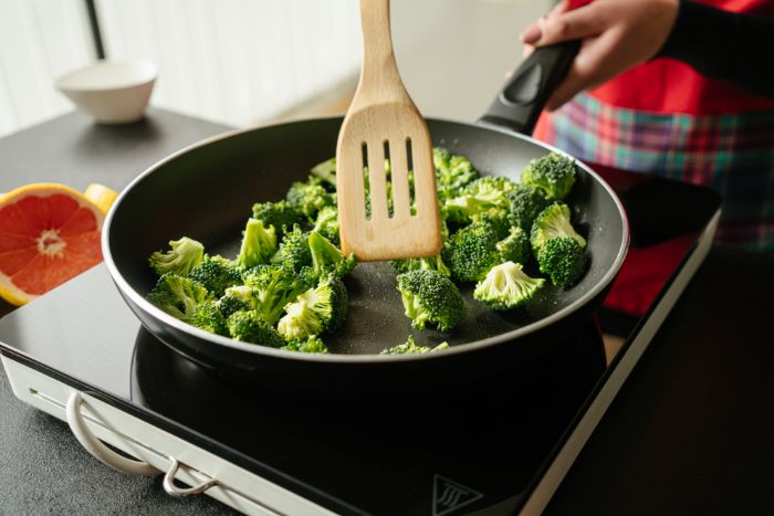 recette de tofu aux brocoli, faire sauter les brocolis à la poele, etape pour faire un repas de midi leger vegan