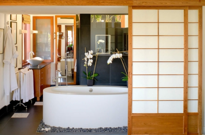 quelles couleurs pour une salle de bain nature de style japonais, design salle de bain aux murs gris anthracite avec baignoire