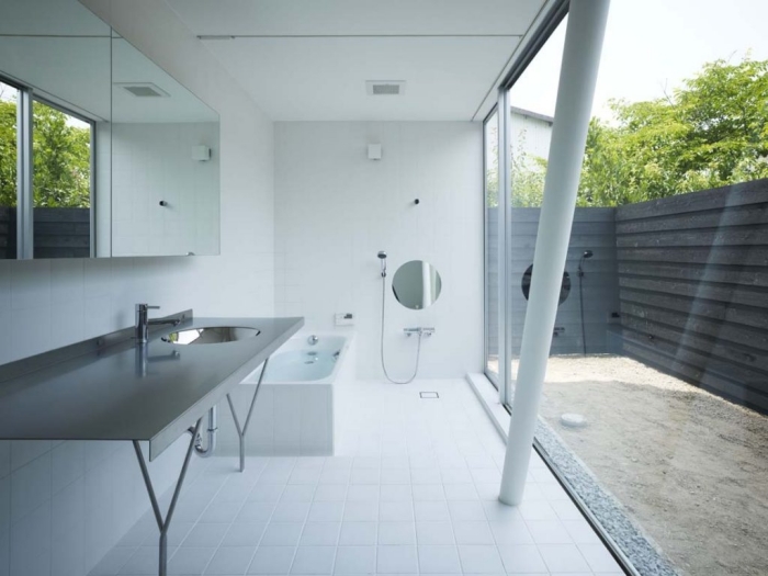idée déco salle de bain blanche, design monochrome dans une salle de bain moderne avec accents en métal, agencement salle de bain avec baignoire