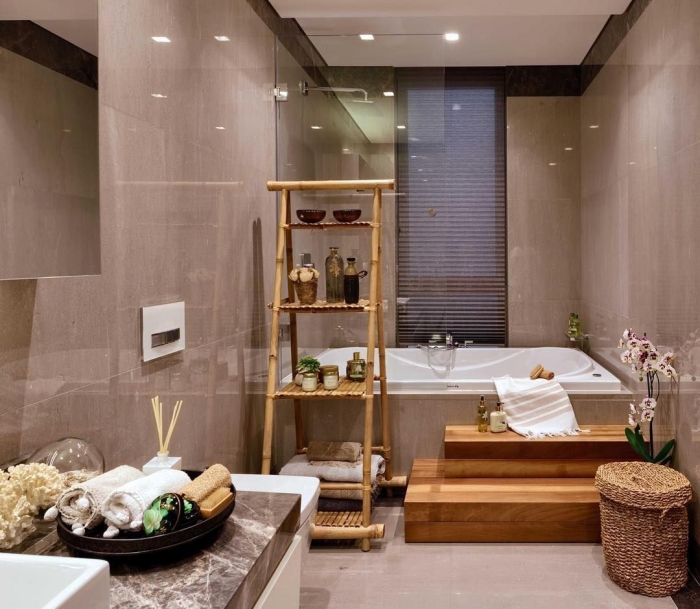 agencement petite baignoire dans une salle de bain zen aux murs gris clair décorée avec accents en bois et fibre végétale