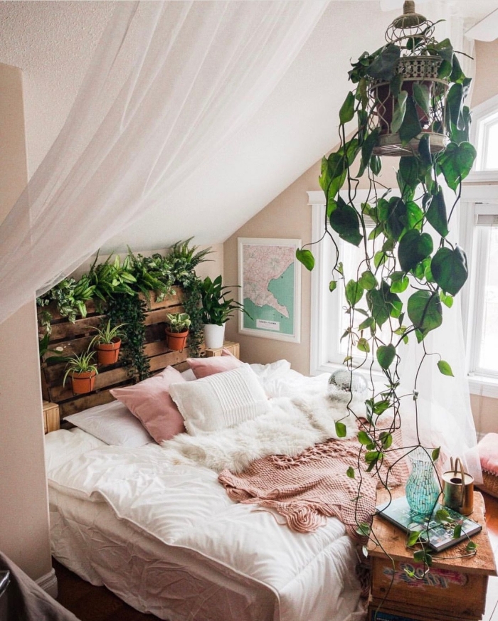 décoration chambre à coucher sous combles d'esprit urbain jungle, modèle tête de lit avec rangement pour plantes vertes