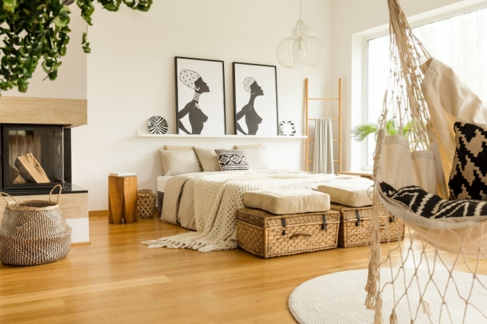 déco chambre nature moderne dans une pièce aux murs blancs avec parquet en bois clair et objets décoratifs à motifs ethniques