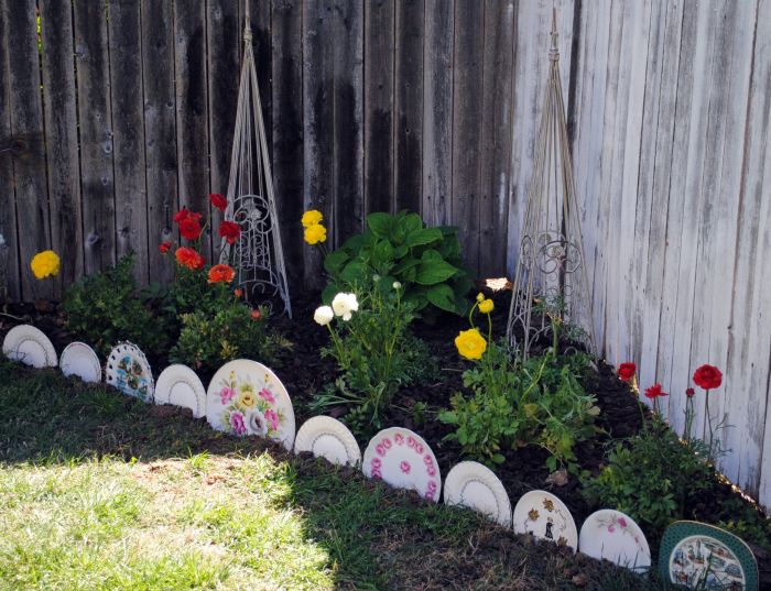 assiettes vintage recyclées et transformées en bordures de jardin originales pour border une parterre fleurie