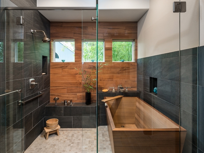 quelle couleur avec le gris dans une salle de bain de style japonais, aménagement petite salle de bain avec baignoire en bois