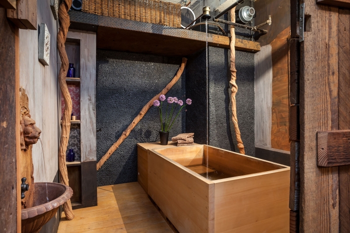 quelle couleur associer au gris dans une salle de bain bois, décoration salle de bain de style asiatique avec accents en bois