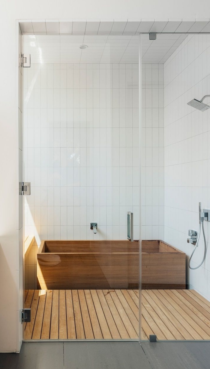 conception minimaliste dans une salle de bain bois et blanc, design petite salle de bain avec baignoire en bois et murs blancs