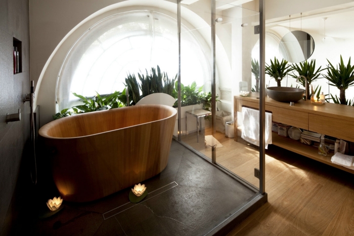 exemple comment décorer une salle de bain en gris et bois avec mur blanc, agencement salle de bain baignoire en bois