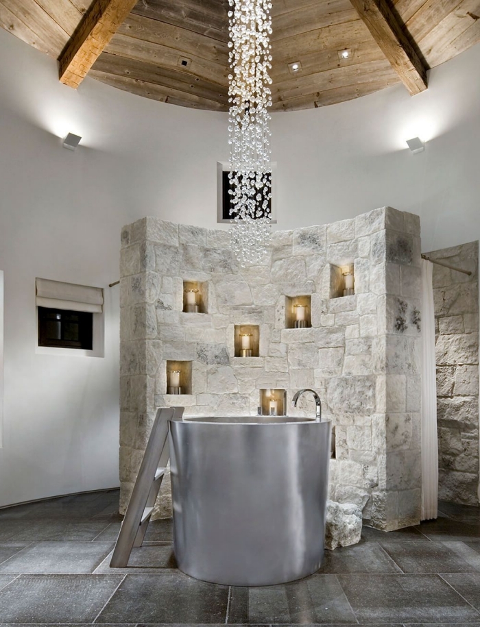 design moderne et luxueux dans une salle de bain aux murs blancs avec sol effet pierre, modèle de bain japonais autoportante