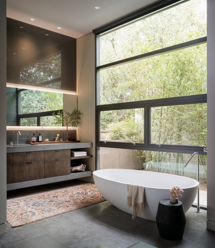 exemple comment décorer une petite salle de bain moderne avec baignoire japonaise autoportante et carrelage effet béton