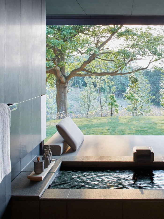 salle de bain zen avec baignoire, quelles couleurs pour la décoration d'une salle de bain de style japonais et nature zen