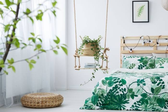 décoration chambre à coucher relaxante aménagée avec meubles en bois et plante, design pièce zen en blanc et vert