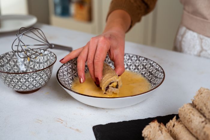 faire de mini roulés de pain de mie pour votre petit dejeuner ideal, idee roulé chocolat banane simple