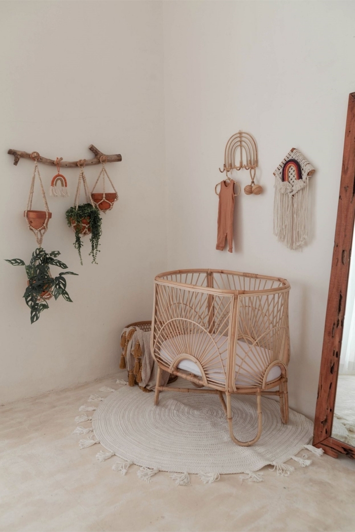 idée décoration de chambre bébé nature, modèle d’étagère en rotin avec crochets, design chambre bébé en blanc et beige