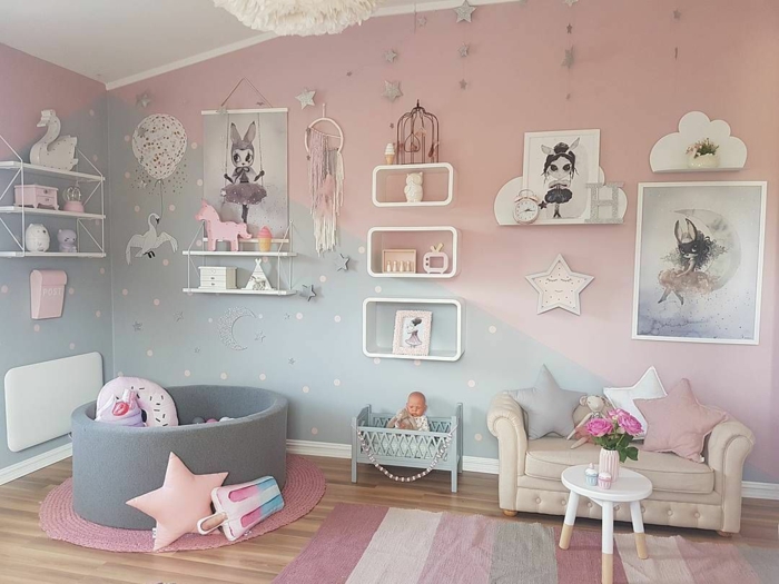 Chambre peinture bicolore rose et gris à pois, déco murale peinture chambre bébé, chambre de fille en rose et gris 