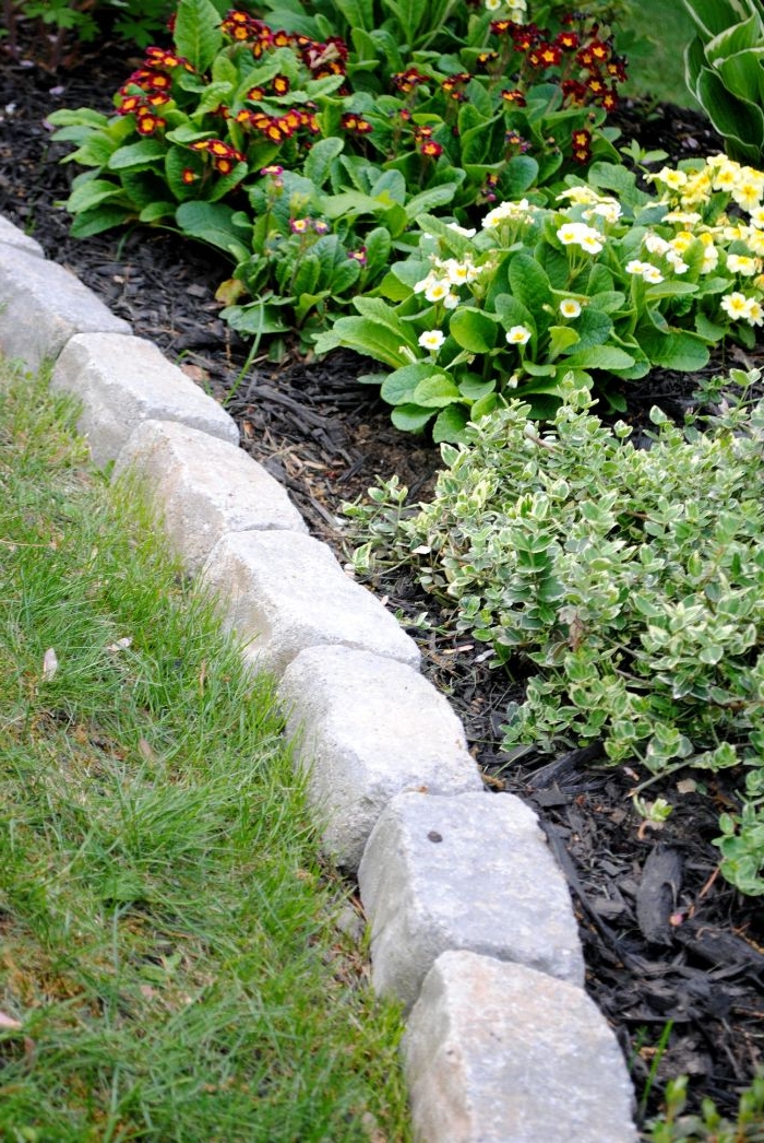 idee comment realiser une bordure de jardin en pierre soi meme pour separer plate-bande fleurie
