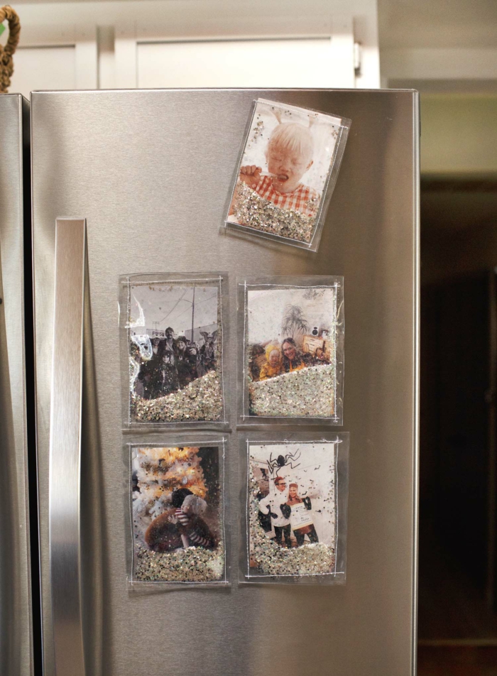 Originale idée pour une accroche photo magnetique sur le frigo, comment accrocher sur le mur photo, pele mele photo cadre photo original