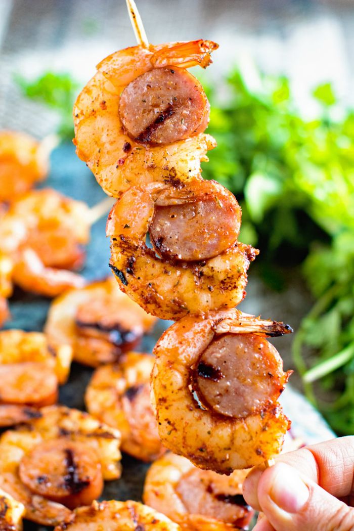 brochette apero dinatoire de crevettes et saucisse grillées, que faire au barbecue pour l apéritif dinatoire simple