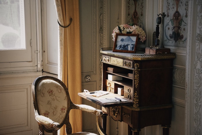 modèle de bureau secretaire gain de place style vintage avec des rangements verticaux dans un salon vintage