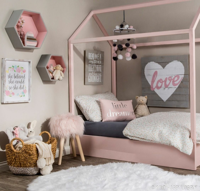 Maison lit rose en bois methode Montessori deco chambre bebe fille, chambre de fille en rose et gris 