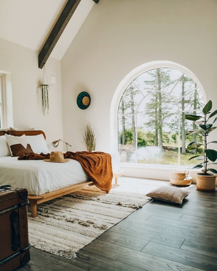 deco chambre adulte de style nature, design pièce blanche aménagée avec meubles en bois et accessoires de couleurs terreuses