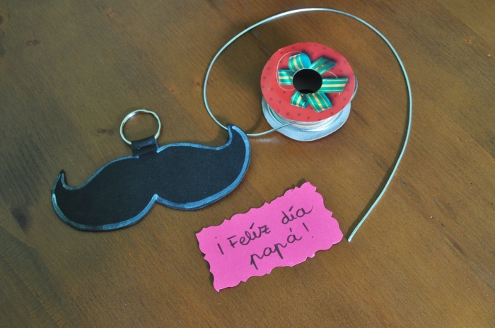 bricolage fête des pères pour tout petit, exemple de DIY porte-clé facile avec figurine de moustache en argile ou tissu