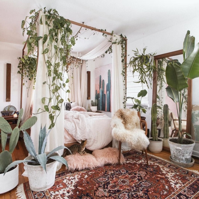 mix des styles dans une pinterest chambre de style boho et tropical, design pièce blanche avec meubles nature et plantes