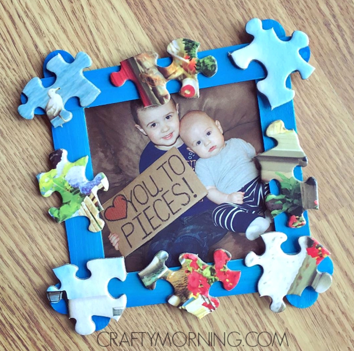 Faire un cadre photo fait par bébé, idée que offrir a son père, pièces de puzzle pour encadrer une photo de bébé 