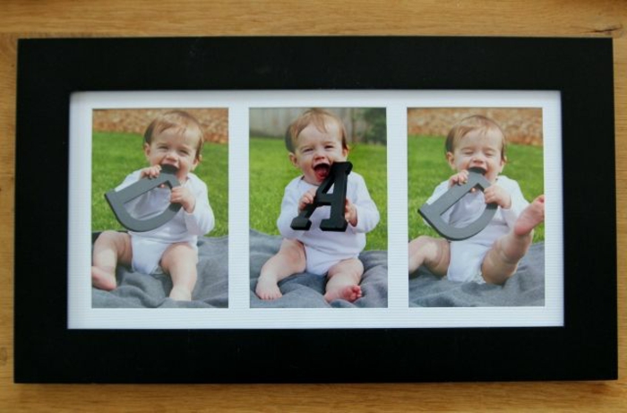 Photo de bébé qui tient des lettres trois photo de bébé qui tient les lettres du mot papa sur une pelouse verte photo au jardin 