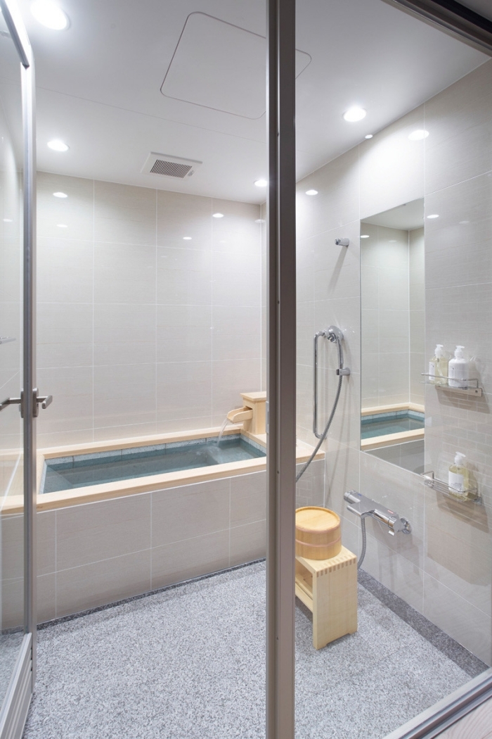 aménagement petite salle de bain de style japonais, décoration salle de bain aux murs blancs avec sol gris clair et accents bois
