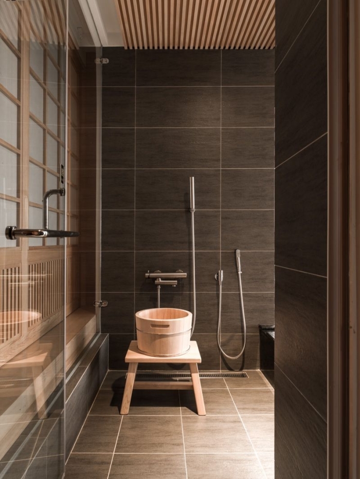 aménagement salle de bain moderne aux murs en gris anthracite avec accents en bois, déco petite salle de bain relax