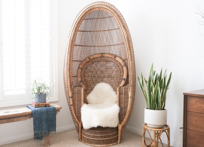 décoration de salon en rotin avec meubles tressés exotiques, modèle de chaise en rotin tendance couvert de housse blanche