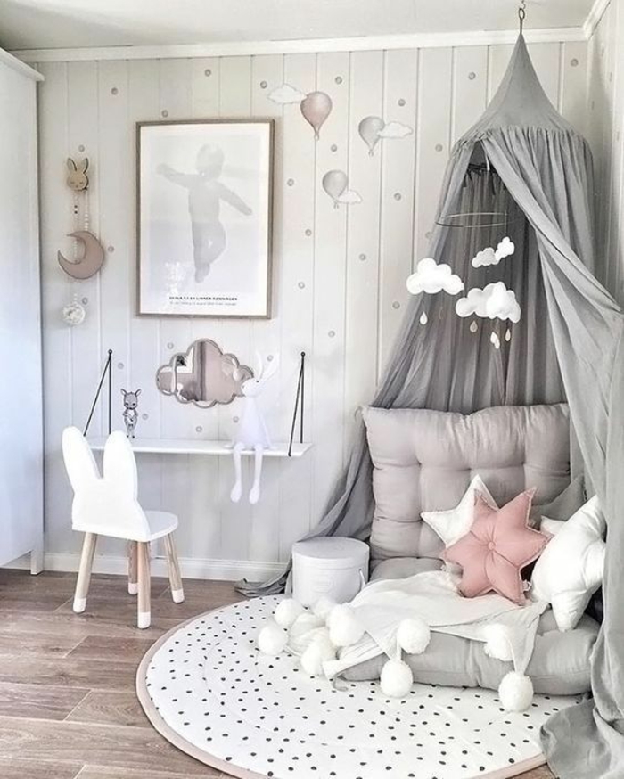 Fillette déco chambre gris et rose, deco chambre bebe fille ou chambre bébé tapis ronde, chaise blanche avec oreilles de lapin
