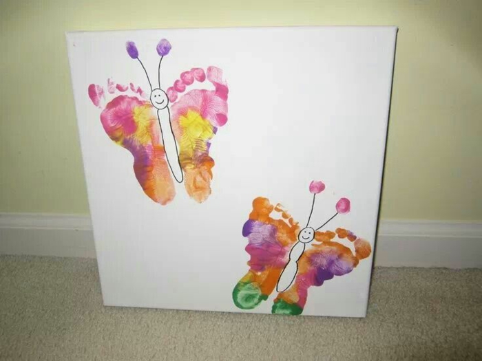 Papillons de pieds imprimés avec différentes peintures pour faire les ailes, cadeau fete des peres bebe, cadeau fete des peres personnalisé