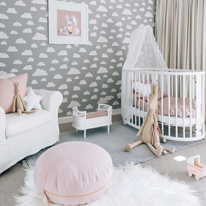 Papier peinte nuages peinture sur le mur tableau lapin en jeu couleur chambre fille, la plus belle deco chambre bebe fille scandinave