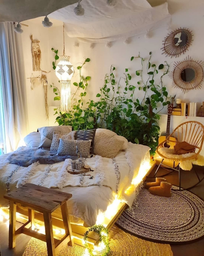 inspiration chambre cocooning de style urbain jungle aménagée avec meubles en bois et accessoires ethniques fait main