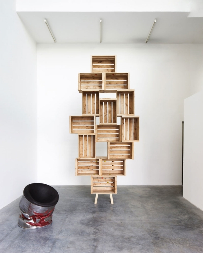 exemple comment faire un meuble en palette ou caisses de bois facile et à petit budget, modèle d'étagère originale en bois