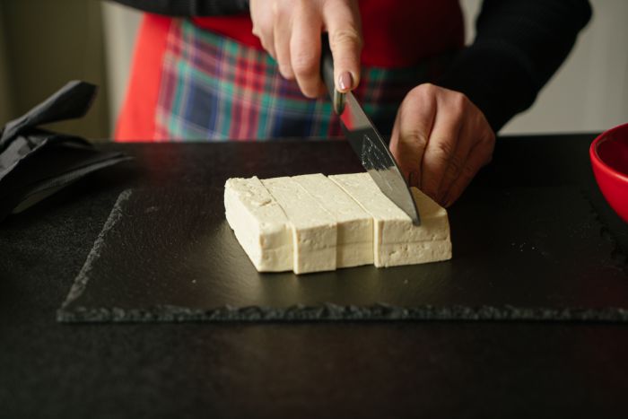 comment couper le tofu en cubes, idee de recette avec tofu pour le repas de midi