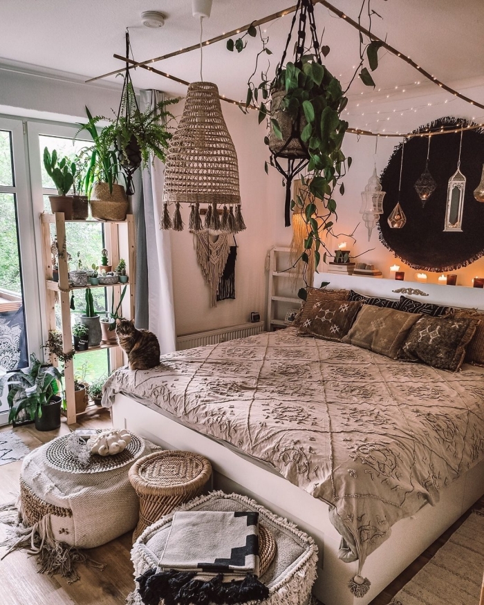 photo deco chambre a coucher adulte d'esprit boho chic, idée aménagement pièce urbain jungle avec meuble's en bois