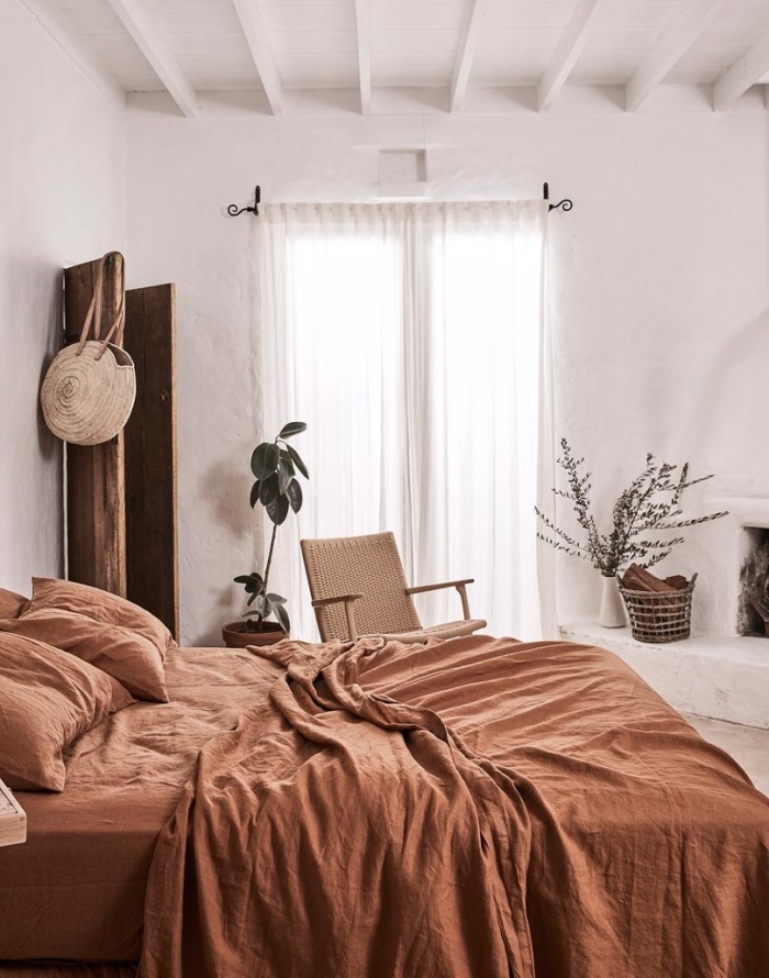 quelles couleurs pour une pièce d'esprit nature, photo deco chambre a coucher adulte aménagée en blanc et nuances de marron