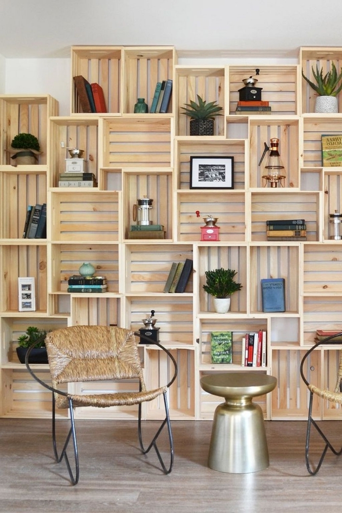 exemple comment décorer son salon avec cagettes de bois récupérées, fabriquer une bibliothèque murale en caisses de bois