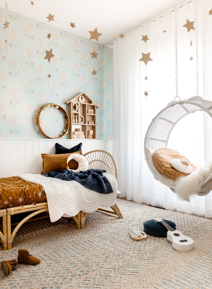 design chambre enfant cocooning avec chaise suspendue et lit en bambou, déco pièce enfant avec lit ou berceau rotin