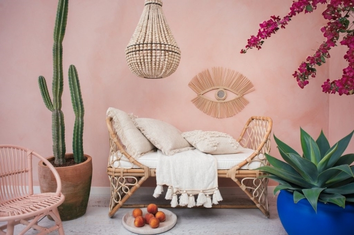 idée comment décorer un salon en rotin de style tropical avec peinture murale en rose et meubles en fibre végétale rotin et bambou