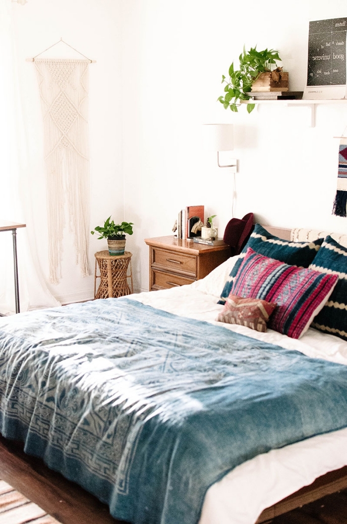 comment décorer sa chambre d'esprit boho chic, design pièce ado aux murs blancs avec meubles en bois et accessoires en bleu