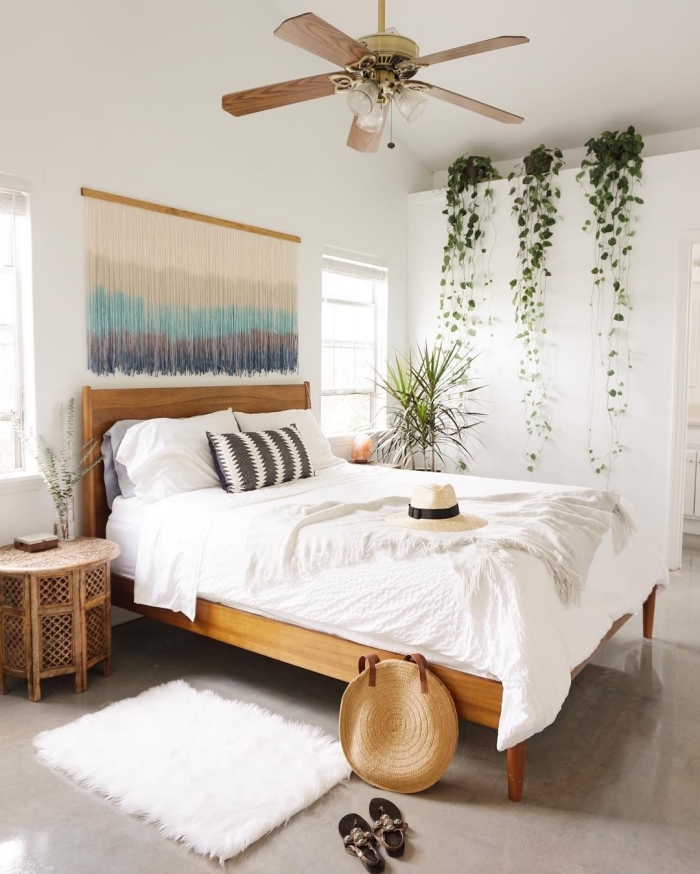 comment décorer sa chambre d'esprit boho chic avec meubles en bois et accessoires en fibre végétale, modèle de mur blanc avec plantes tombantes