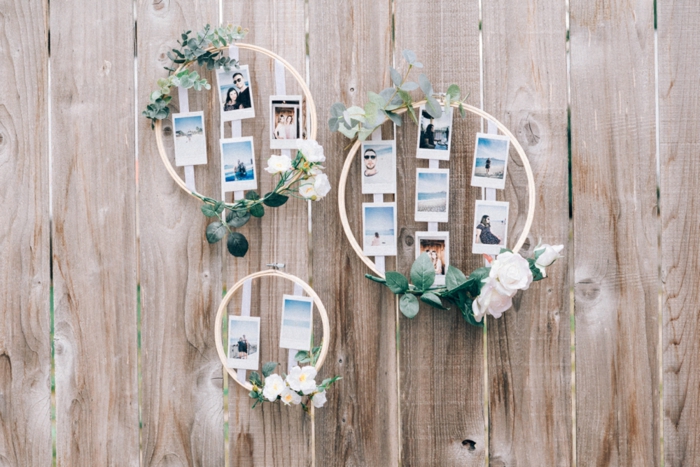 Mariage décoration photographies instantanés dans cadre ronde en bois et fleurs, porte photo mural, coeur en photo, se sentir bien dans sa chambre déco